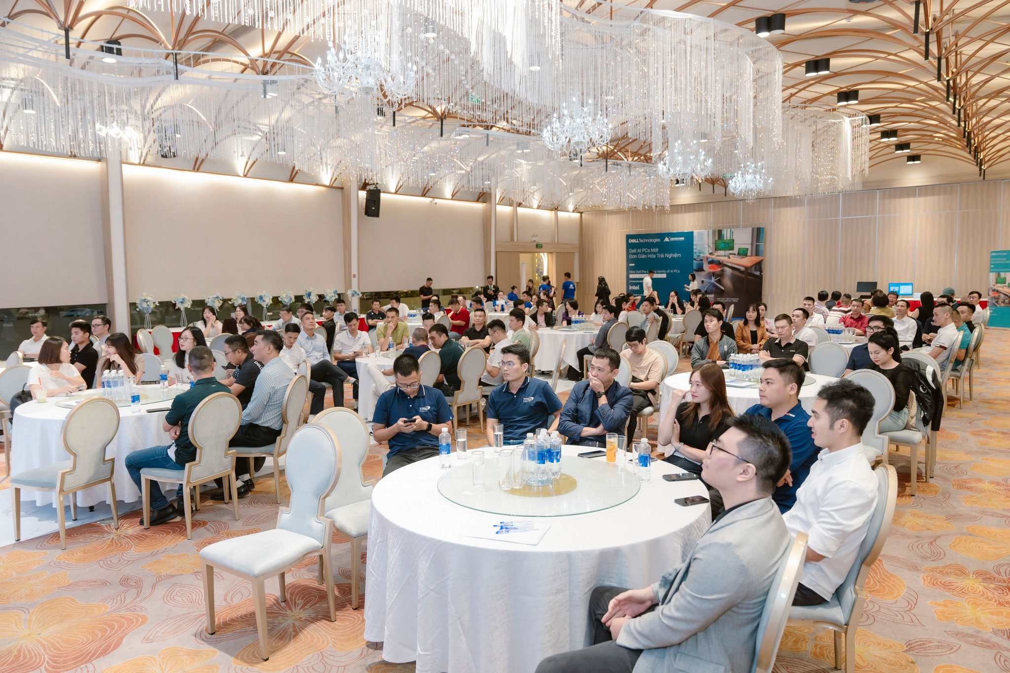 Quy mô ấn tượng của Hội thảo! Khách mời tập trung kín khán phòng, thể hiện sự quan tâm đặc biệt của thị trường đối với dòng máy tính Dell AI PCs thế hệ mới.