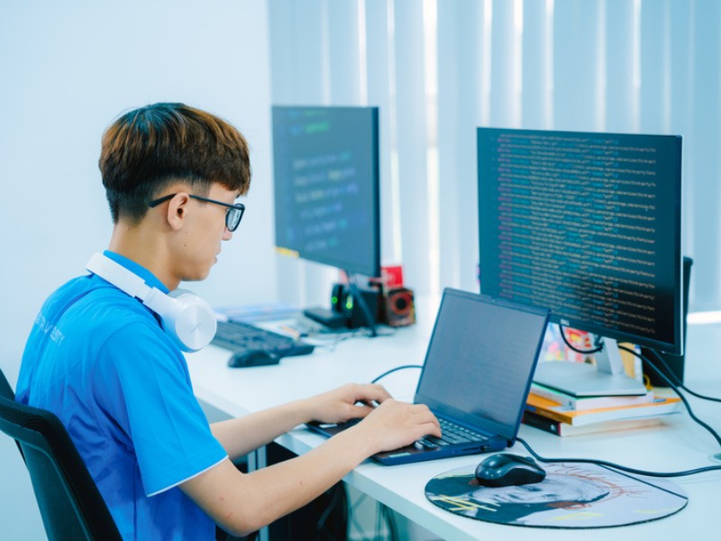 Laptop cho sinh viên công nghệ thông tin chất lượng, giá tốt