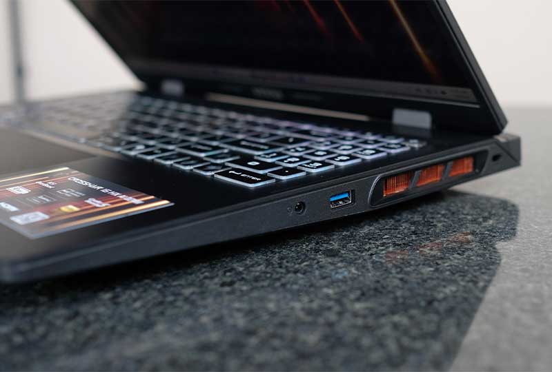 Cổng kết nối bên phải của laptop MSI Crosshair 16 HX AI D2XW