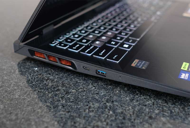 Cổng kết nối bên trái của laptop MSI Crosshair 16 HX AI D2XW