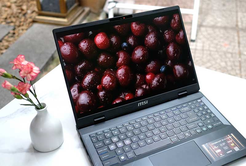 Laptop MSI Crosshair 16 HX AI D2XW hiển thị sắc nét, chuẩn màu