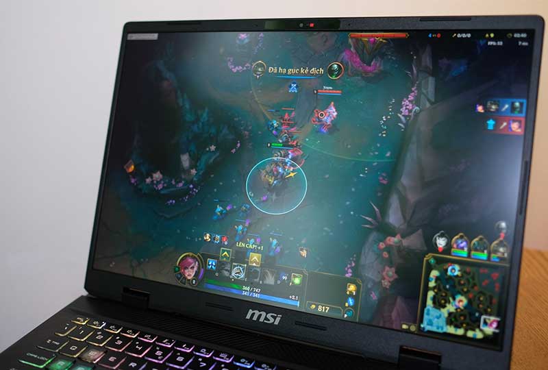 Laptop MSI Crosshair 16 HX AI D2XW với bộ nhớ và lưu trữ rộng rãi