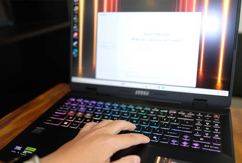 Laptop MSI Crosshair 16 HX AI D2XW trang bị phím cứng Copilot