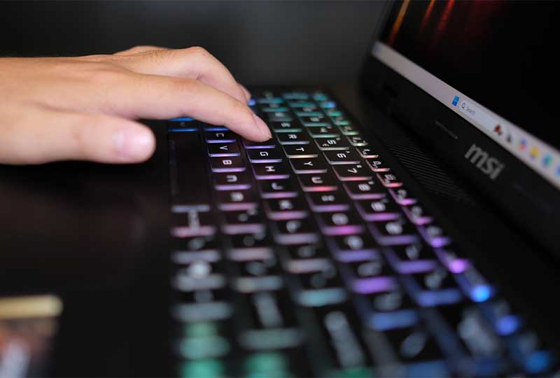 Laptop MSI Crosshair 16 HX AI D2XW với đèn nền RGB 24 vùng rực rỡ