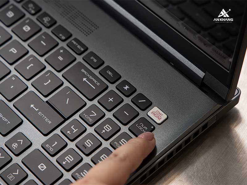MSI Stealth A16 AI+ Mercedes-AMG Motorsport với nút nguồn đặc biệt